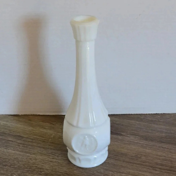 Vintage  Milk Glass Eagle Vase - Picture 2 of 8